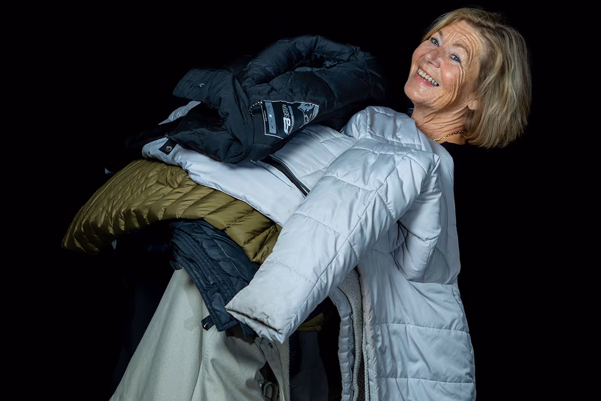 Gastvrije hostess van Restaurant WOODS verwelkomt gasten met een glimlach
