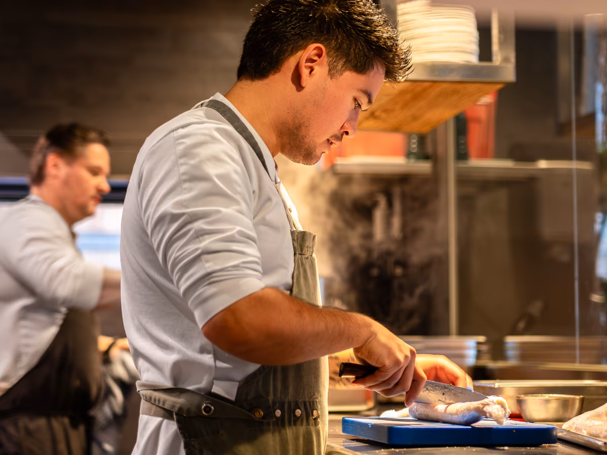 Chef fileert vis in keuken van fine dining restaurant WOODS Leiden